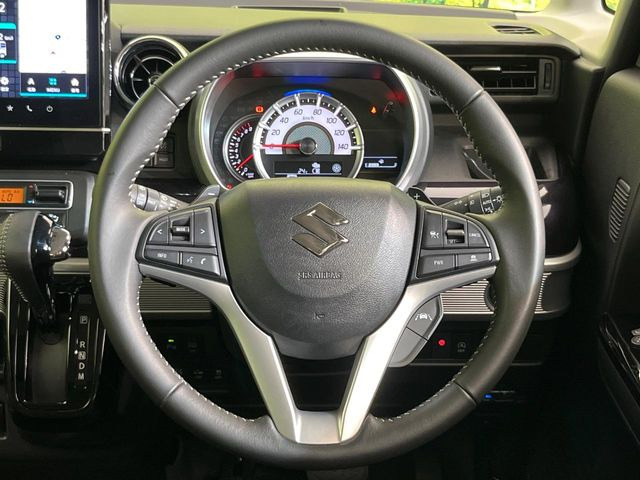 【純正革巻きステアリング】上質な革を使用することで、手にしっかり馴染みとても運転しやすいハンドルです♪