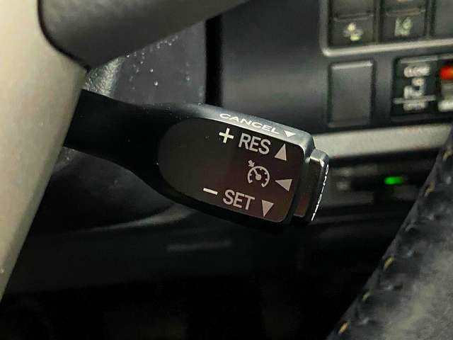 高速道路で便利な【クルーズコントロール】も装着済み。アクセルを離しても一定速度で走行ができる装備です。加速減速もスイッチ操作でOKです。