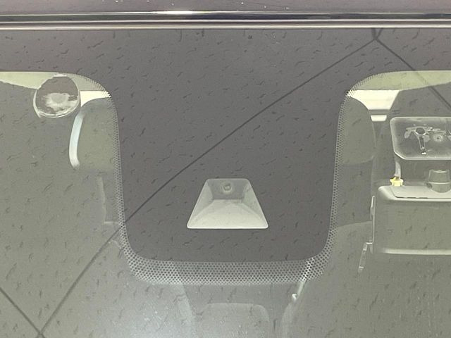 【インテリジェントエマージェンシーブレーキ】フロントカメラで前方の車両や歩行者を検知。衝突しそうな時は衝突被害軽減ブレーキが作動、衝突回避をサポート。より安全にドライブをお楽しみいただけます。