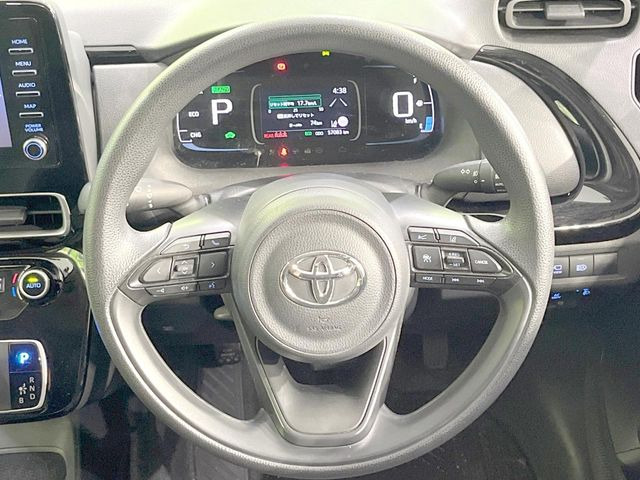 �C���e���A�ɍ��킹���f�U�C���̃X�e�A�����O�́A�^�]�������̂��Ƃ��l���A�^�]���₷���`��A�傫���ł��B�����x�A���ۂɐG���Ă��m���߂��������B