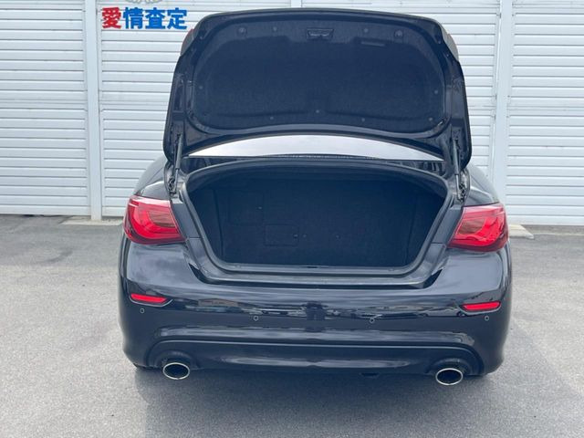 積み下ろしのしやすいデッキにはたっぷりと荷物を積み込んでいただけます。遊びから仕事まで、様々なシーンで頼れます♪
