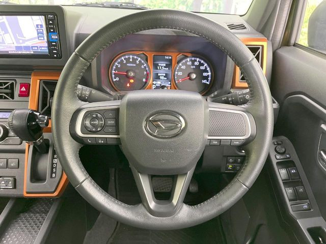 �C���e���A�ɍ��킹���f�U�C���̃X�e�A�����O�́A�^�]�������̂��Ƃ��l���A�^�]���₷���`��A�傫���ł��B�����x�A���ۂɐG���Ă��m���߂��������B