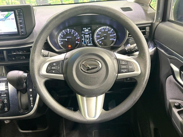 �C���e���A�ɍ��킹���f�U�C���̃X�e�A�����O�́A�^�]�������̂��Ƃ��l���A�^�]���₷���`��A�傫���ł��B�����x�A���ۂɐG���Ă��m���߂��������B