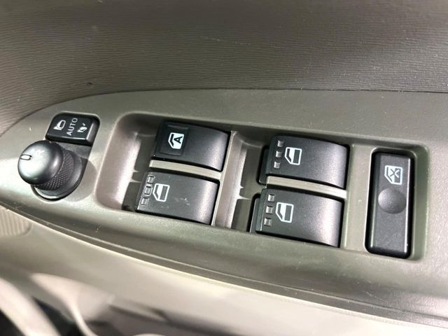【電動格納ミラー】サイドミラーは電動格納式となっており、狭い駐車場でもキズがつくリスクを抑えられます。