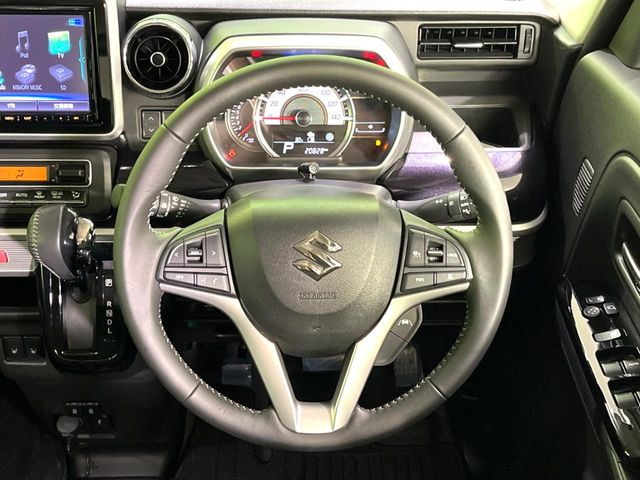 インテリアに合わせたデザインのステアリングは、運転される方のことも考え、運転しやすい形状、大きさです。是非一度、実際に触ってお確かめください。