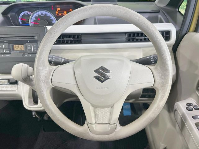 �C���e���A�ɍ��킹���f�U�C���̃X�e�A�����O�́A�^�]�������̂��Ƃ��l���A�^�]���₷���`��A�傫���ł��B�����x�A���ۂɐG���Ă��m���߂��������B