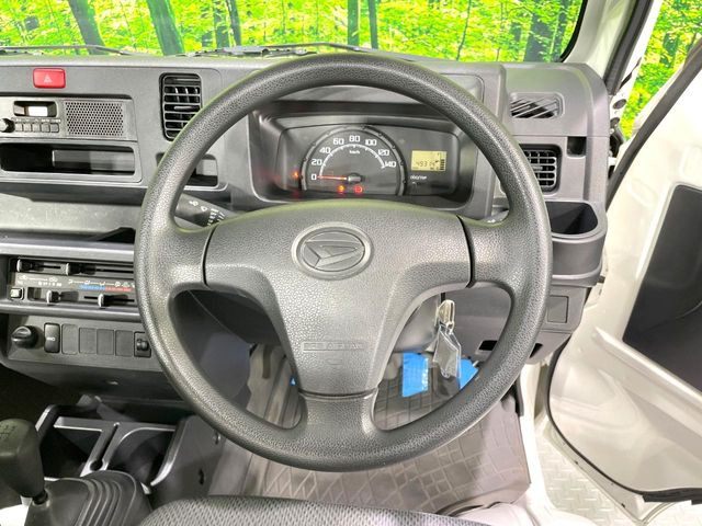 �C���e���A�ɍ��킹���f�U�C���̃X�e�A�����O�́A�^�]�������̂��Ƃ��l���A�^�]���₷���`��A�傫���ł��B�����x�A���ۂɐG���Ă��m���߂��������B