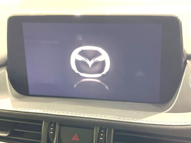 【8インチマツダコネクト】車内の雰囲気にマッチした大型のディスプレイ。スマホ接続でのナビ使用やBluetooth再生等、様々な機能が楽しめます。直感的なダイヤル操作が可能で、使い勝手も良好です。