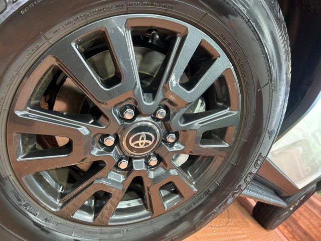 �y����18�C���`�A���~�z�C�[���z�O�ςɃ}�b�`���������A���~�z�C�[���𑕒����Ă���܂��B�e��ЊO�A���~�z�C�[����A�X�^�b�h���X�^�C�����戵�����Ă���܂��B���񂲑��k����������