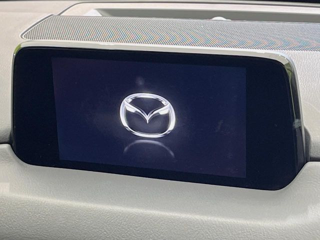 【マツダコネクトナビ】車内の雰囲気にマッチした一体型タイプのナビ。各種車輌設定やBluetooth再生等、様々な機能が楽しめます。直感的なダイヤル操作が可能で、使い勝手も良好です。