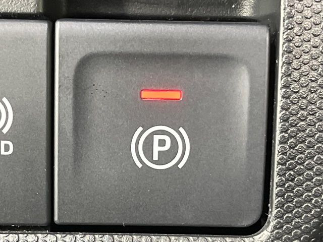 【電動パーキングブレーキ】パーキングブレーキは便利な電動式!ボタン一つで操作でき、アクセルを踏めば自動で解除されます♪レバーやペダルが無いので運転席廻りもすっきりしますね♪