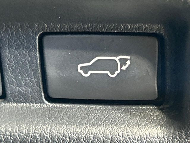 【パワーバックドア】スマートキーや運転席のボタンを押すだけでリアゲートが自動で開閉します!荷物を持っている時や、高い位置にあるバックドアを閉める際に便利な機能です♪