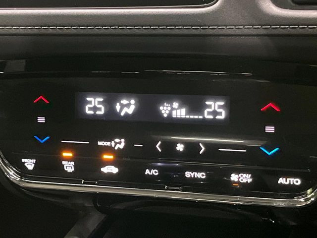 【左右独立型フルオートエアコン】運転席と助手席でそれぞれお好みの温度に設定可能。同乗者にも配慮した、快適な空調をお届け致します。
