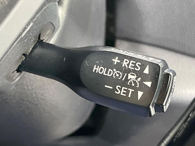 【レーダークルーズコントロール】高速道路での長距離走行が楽に!!自動で速度を保つクルーズコントロールが、衝突軽減システムと連携し、前方の車両を感知して車間を保つように速度調節してくれます!!