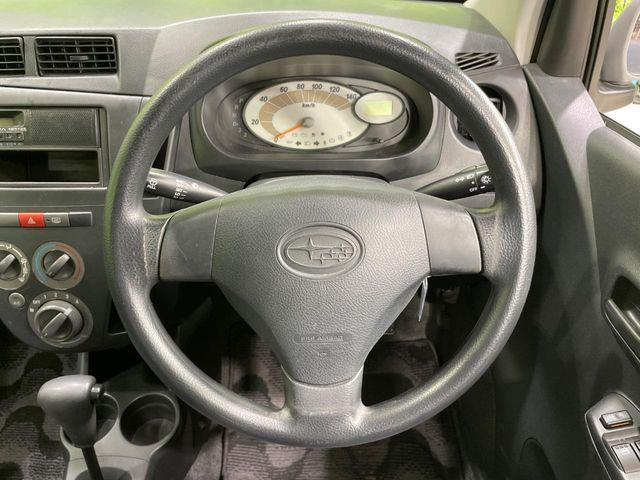 �C���e���A�ɍ��킹���f�U�C���̃X�e�A�����O�́A�^�]�������̂��Ƃ��l���A�^�]���₷���`��A�傫���ł��B�����x�A���ۂɐG���Ă��m���߂��������B