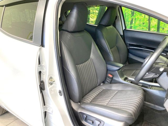 運転席まわりには十分なスペースがあり、大柄な方でもゆったり運転していただける環境です。