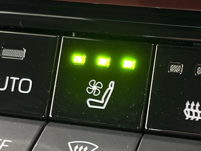 【シートヒーター&ベンチレーション】夏場は涼しい風でお尻や背中の熱やムレを防ぎ、冬はエアコンよりも早く温まってポカポカに!季節を問わず快適に過ごせます。