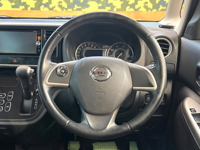 �C���e���A�ɍ��킹���f�U�C���̃X�e�A�����O�́A�^�]�������̂��Ƃ��l���A�^�]���₷���`��A�傫���ł��B�����x�A���ۂɐG���Ă��m���߂��������B