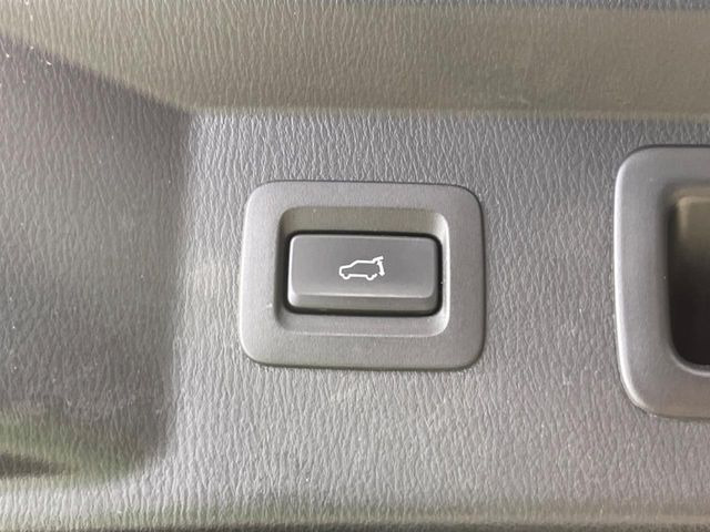 【パワーバックドア】スマートキーや運転席のボタンを押すだけでリアゲートが自動で開閉します!荷物を持っている時や、高い位置にあるバックドアを閉める際に便利な機能です♪