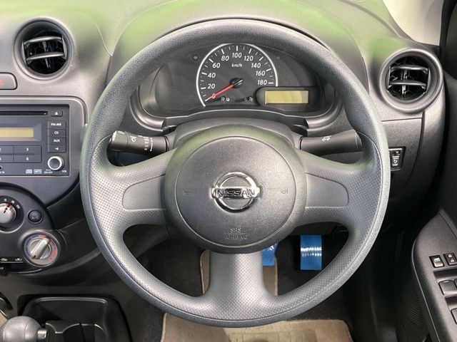 �C���e���A�ɍ��킹���f�U�C���̃X�e�A�����O�́A�^�]�������̂��Ƃ��l���A�^�]���₷���`��A�傫���ł��B�����x�A���ۂɐG���Ă��m���߂��������B