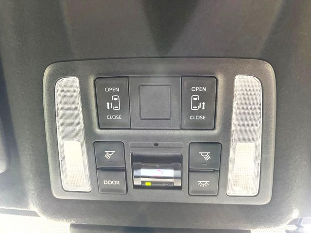 【両側スライドドア】駐車場で隣の車との間隔が狭く乗りにくい時、スライドドアなら安心!ドアオープン時も幅を取らず、開口部が広いので乗り降りがとっても簡単です。大きな荷物の出し入れも後席から可能♪