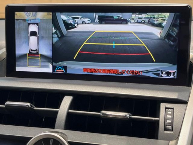 【パノラミックビューモニター】専用のカメラにより、上から見下ろしたような視点で360度クルマの周囲を確認することができます☆死角部分も確認しやすく、狭い場所での切り返しや駐車もスムーズに行えます。