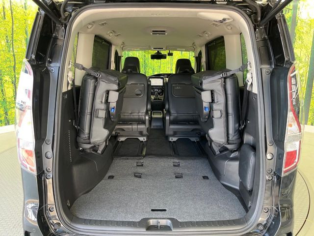 普段のお買い物や通勤、送迎等に十分な荷室スペースを確保しております。3列目を跳ね上げると、大きな荷物の積載も可能です♪