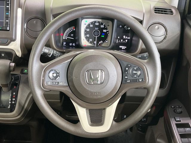 �C���e���A�ɍ��킹���f�U�C���̃X�e�A�����O�́A�^�]�������̂��Ƃ��l���A�^�]���₷���`��A�傫���ł��B�����x�A���ۂɐG���Ă��m���߂��������B