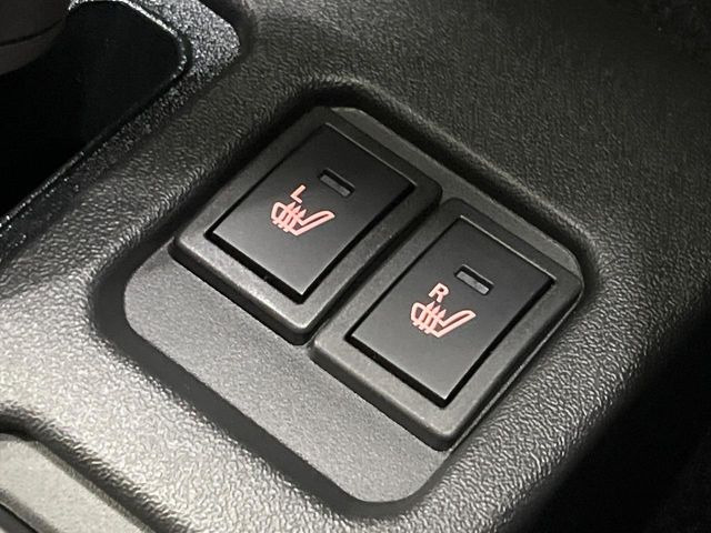 【シートヒーター】寒い日に重宝するシートヒーター!エアコンより早く温まってくれるので寒がりの人も安心ですね♪エアコンの温風は乾燥するから苦手、という方にもをおすすめです。