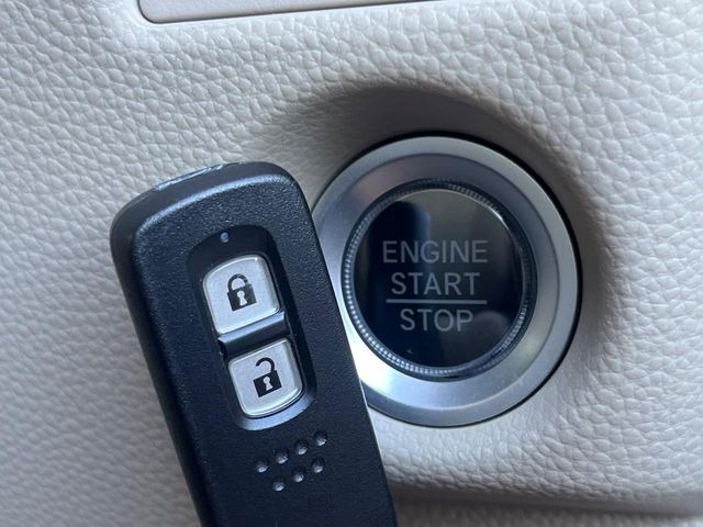 �yHonda�X�}�[�g�L�[�z�J�o����|�P�b�g�ɓ��ꂽ�܂܂ł��h�A�̎{���E�������\�ȃX�}�[�g�L�[�𑕔��B�G���W���̃I���E�I�t�����J�M�����o���K�v����������Ƃ��Ă��֗��ł���