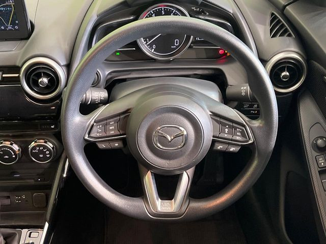 �C���e���A�ɍ��킹���f�U�C���̃X�e�A�����O�́A�^�]�������̂��Ƃ��l���A�^�]���₷���`��A�傫���ł��B�����x�A���ۂɐG���Ă��m���߂��������B