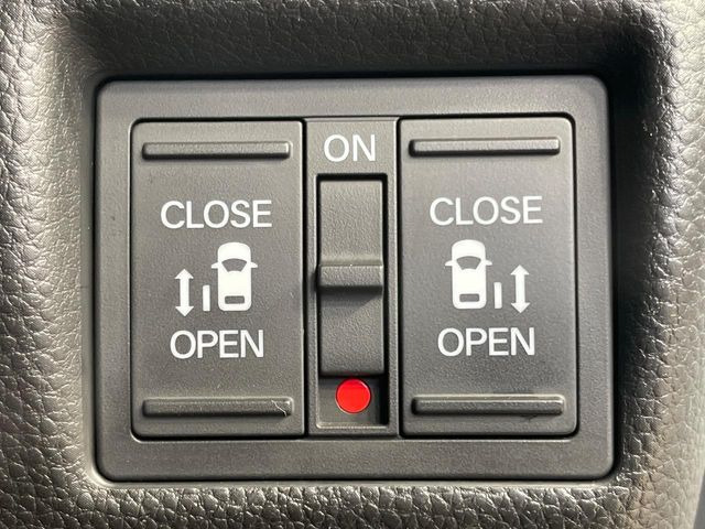 【両側パワースライドドア】スマートキーや運転席のスイッチで後席両側スライドドアの開閉が可能♪電動だから力を入れてドアを開ける必要が無く、小さなお子様でも簡単に開け閉めでき快適です♪