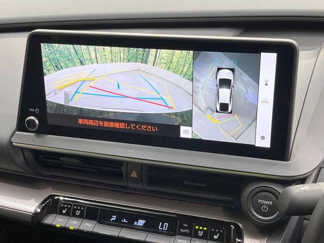 【パノラミックビューモニター】専用のカメラにより、上から見下ろしたような視点で360度クルマの周囲を確認することができます☆死角部分も確認しやすく、狭い場所での切り返しや駐車もスムーズに行えます。