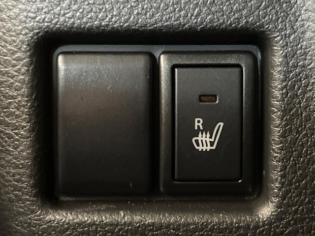 【シートヒーター】寒い日に重宝するシートヒーター!エアコンより早く温まってくれるので寒がりの人も安心ですね♪エアコンの温風は乾燥するから苦手、という方にもをおすすめです。