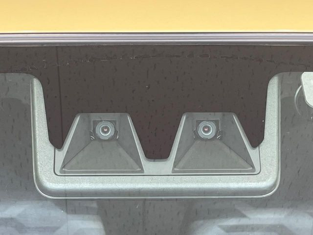 【スマートアシスト】走行中に前方の車両等を認識し、衝突しそうな時は警報とブレーキで衝突回避と被害軽減をアシスト。より安全にドライブをお楽しみいただけます。