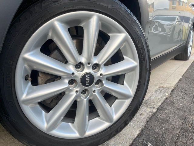 ●純正アルミホイール:輸入車ならではの卓越した走りを支えるホイールと足回りです!日本車の走りに慣れている方にもぜひ体感して頂きたいほど、高いレベルでまとまっています!