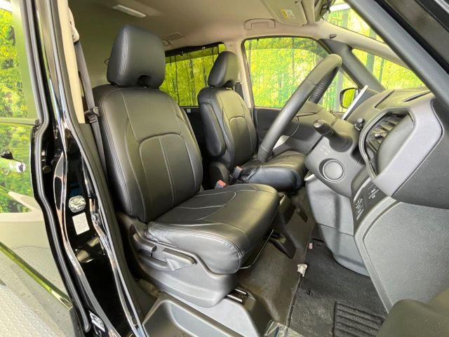運転席シート廻りは使用感も少なく、良好な状態となっています。丁寧に使われていたことがよくわかりますね。