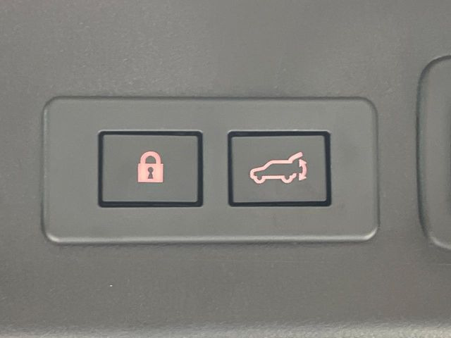 【パワーバックドア】スマートキーや運転席のボタンを押すだけでリアゲートが自動で開閉します!荷物を持っている時や、高い位置にあるバックドアを閉める際に便利な機能です♪