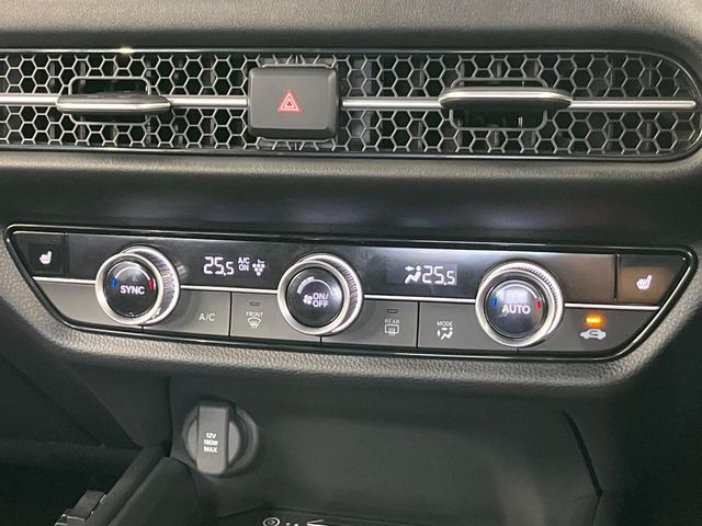 【オートエアコン】一度お好みの温度に設定すれば、車内の温度を検知し風量や温度を自動で調整。暑い&hellip;寒い&hellip;と何度もスイッチ操作をする必要はありません。快適な車内空間には必須の機能ですね♪