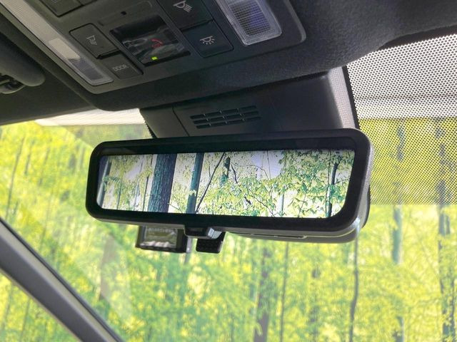 【デジタルインナーミラー】後席の大きな荷物や同乗者で後方が確認しづらい時でも安心!カメラが撮影した車両後方の映像をルームミラー内に表示。クリアな視界で状況の確認が可能です!