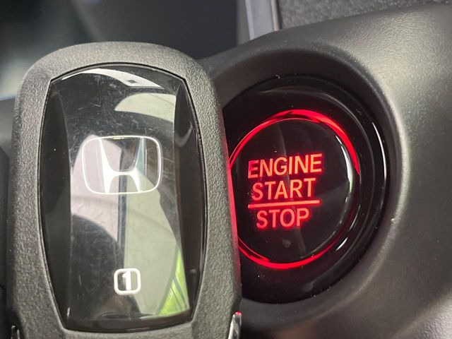 �yHonda�X�}�[�g�L�[�z�J�o����|�P�b�g�ɓ��ꂽ�܂܂ł��h�A�̎{���E�������\�ȃX�}�[�g�L�[�𑕔��B�G���W���̃I���E�I�t�����J�M�����o���K�v����������Ƃ��Ă��֗��ł���