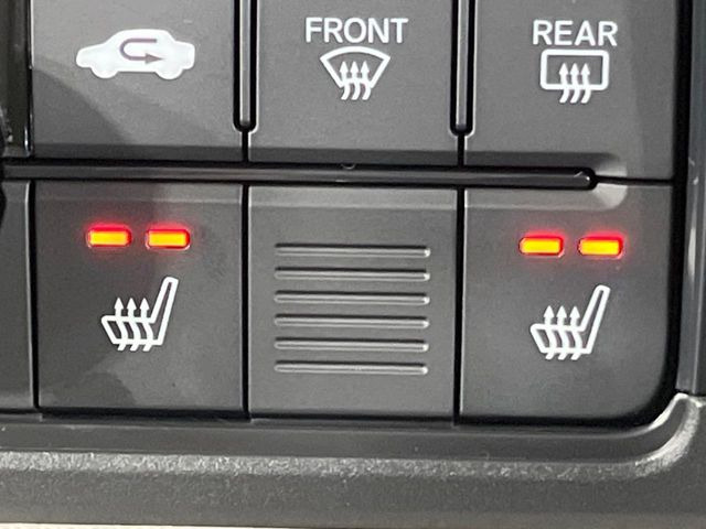 【シートヒーター】寒い日に重宝するシートヒーター!エアコンより早く温まってくれるので寒がりの人も安心ですね♪エアコンの温風は乾燥するから苦手、という方にもをおすすめです。
