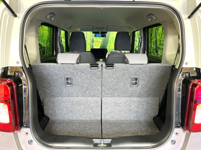 積み下ろしのしやすいデッキにはたっぷりと荷物を積み込んでいただけます。遊びから仕事まで、様々なシーンで頼れます♪