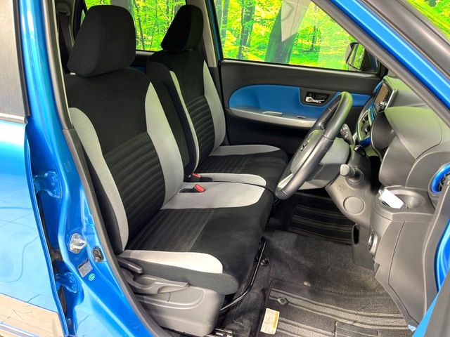 運転席まわりには十分なスペースがあり、大柄な方でもゆったり運転していただける環境です。