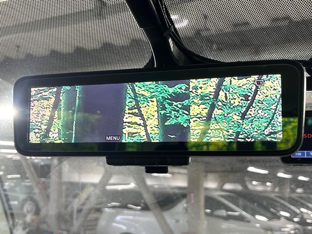 【インテリジェントルームミラー】後席の大きな荷物や同乗者で後方が確認しづらい時でも安心!カメラが撮影した車両後方の映像をルームミラー内に表示。クリアな視界で状況の確認が可能です!