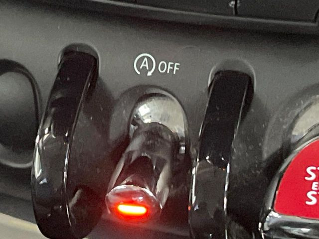 ●アイドリングストップ:赤信号や渋滞で停車した際にエンジンを停止し、無駄な燃料の消費を抑えます。燃費向上や環境保護につなげる機能♪エンジンはブレーキを離せば再始動します。