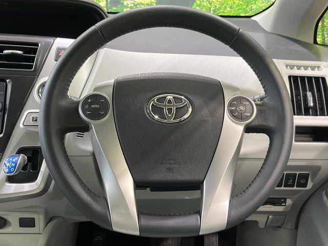 �C���e���A�ɍ��킹���f�U�C���̃X�e�A�����O�́A�^�]�������̂��Ƃ��l���A�^�]���₷���`��A�傫���ł��B�����x�A���ۂɐG���Ă��m���߂��������B