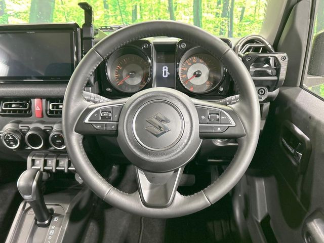 【純正革巻きステアリング】上質な革を使用することで、手にしっかり馴染みとても運転しやすいハンドルです♪