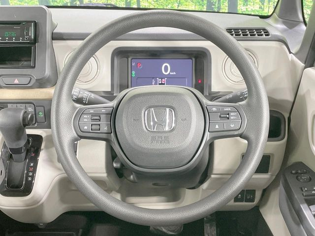 インテリアに合わせたデザインのステアリングは、運転される方のことも考え、運転しやすい形状、大きさです。是非一度、実際に触ってお確かめください。