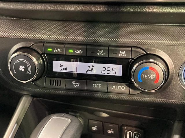 【オートエアコン】一度お好みの温度に設定すれば、車内の温度を検知し風量や温度を自動で調整。暑い&hellip;寒い&hellip;と何度もスイッチ操作をする必要はありません。快適な車内空間には必須の機能ですね♪